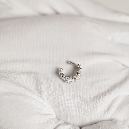 Արծաթե թևնոց՝ խորանարդ ցիրկոնե մետալով MIE