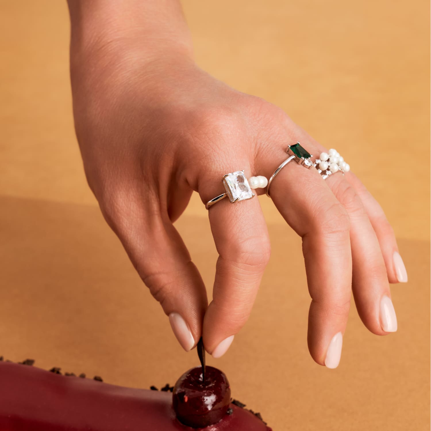 Արծաթե մատանի SICILIA մարգարիտներով և մեծ սպիտակ խորանարդ ցիրկոնե մետալներով MIE