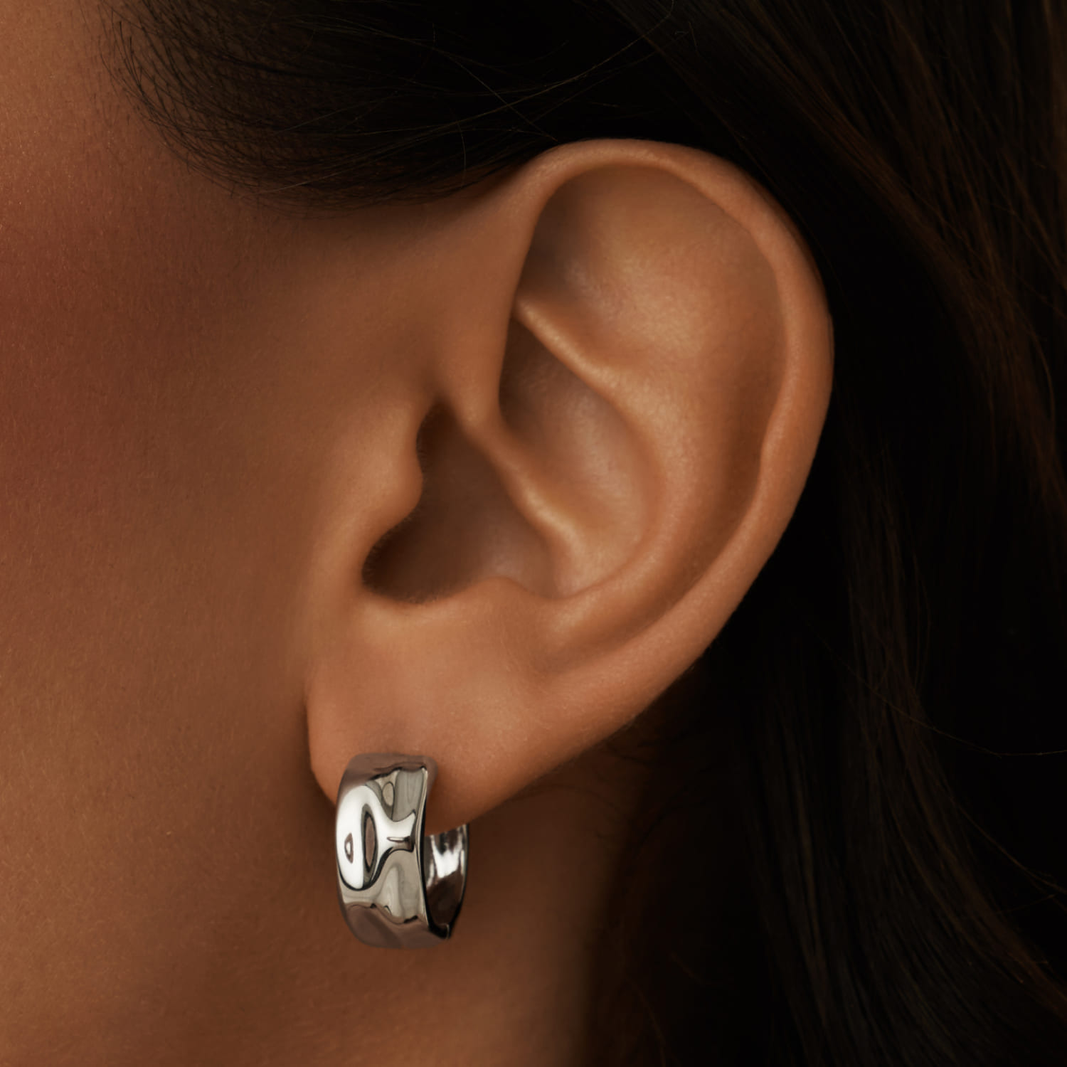 Серебряные серьги-кольца из мятого металла MIE