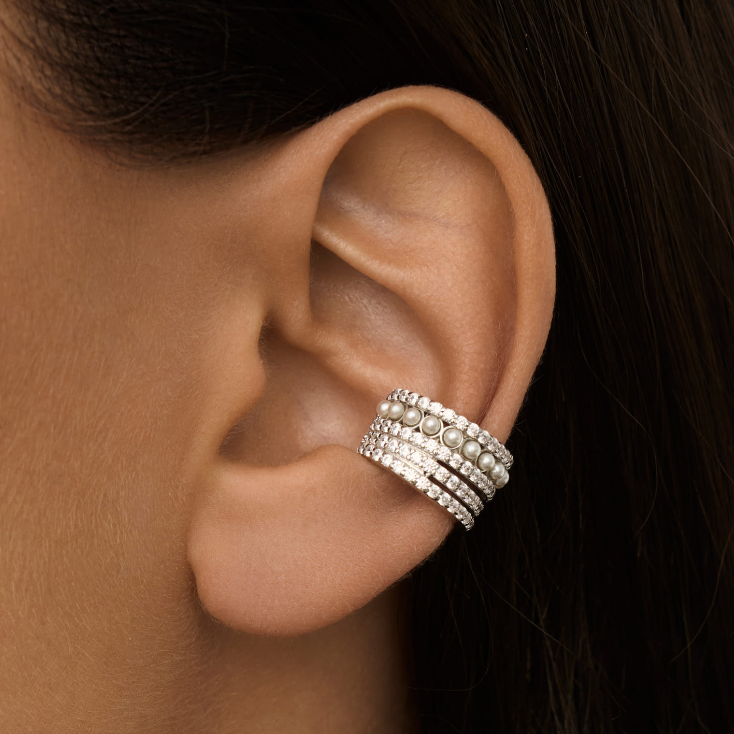 

Широкий серебряный кафф с дорожками из фианитов и жемчужин MIESTILO MIE