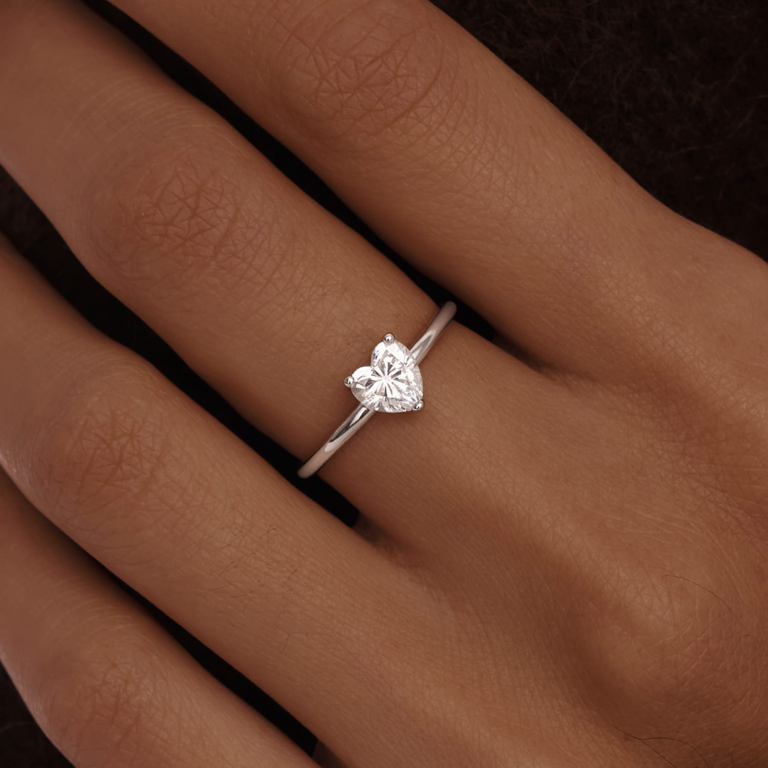 

Тонкое кольцо с фианитом в огранке сердце MIESTILO MIE