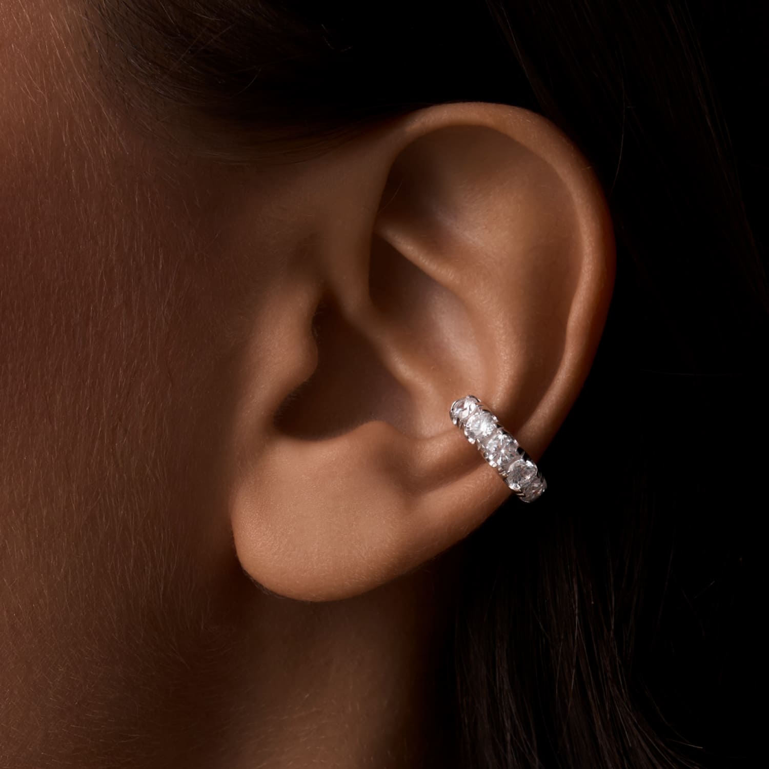 

Серебряный кафф с фианитами и открывающимся механизмом MIE