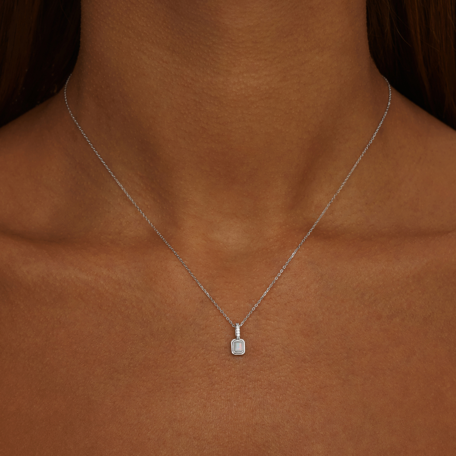 

Серебряное колье с опалом MIE