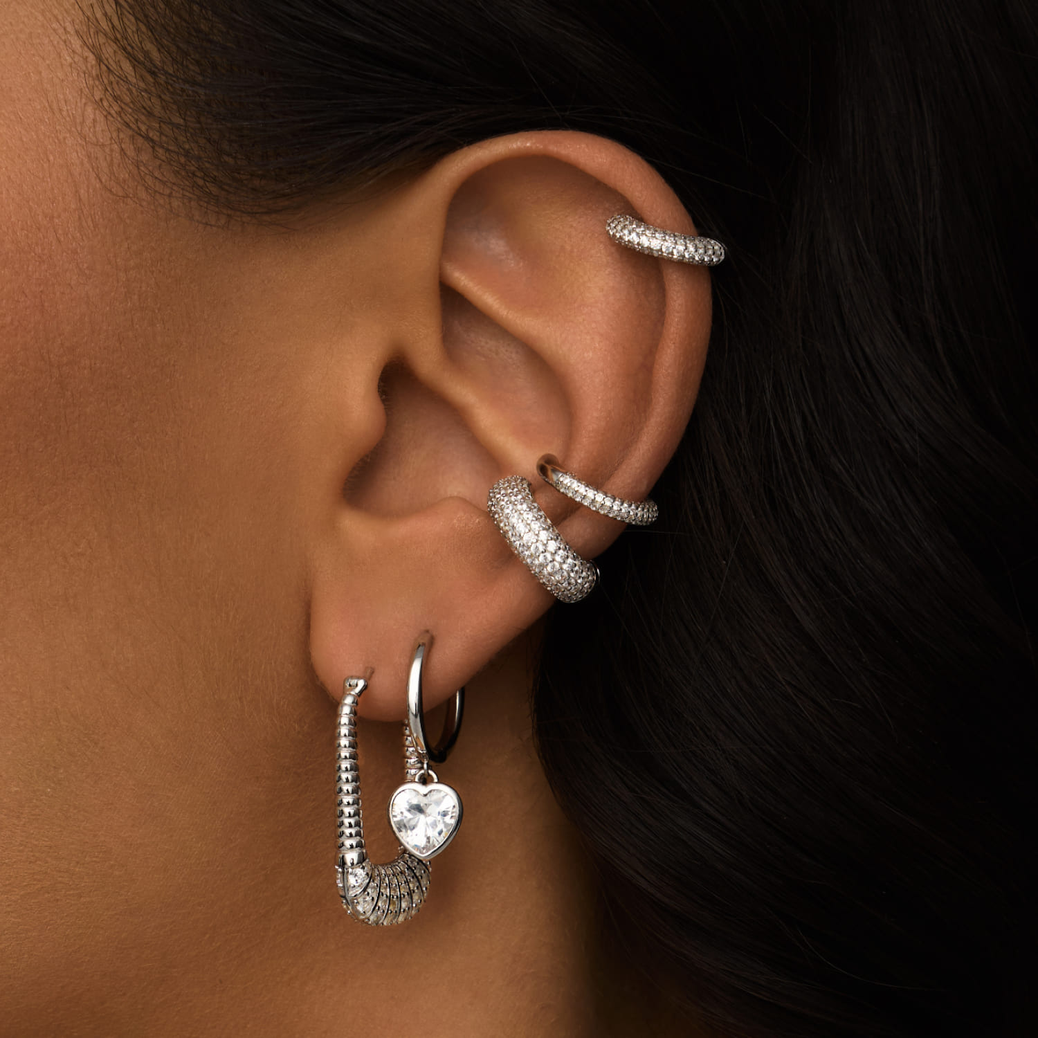 Արծաթե հիմքով թևնոց՝ խորանարդ ցիրկոնիումով MIE