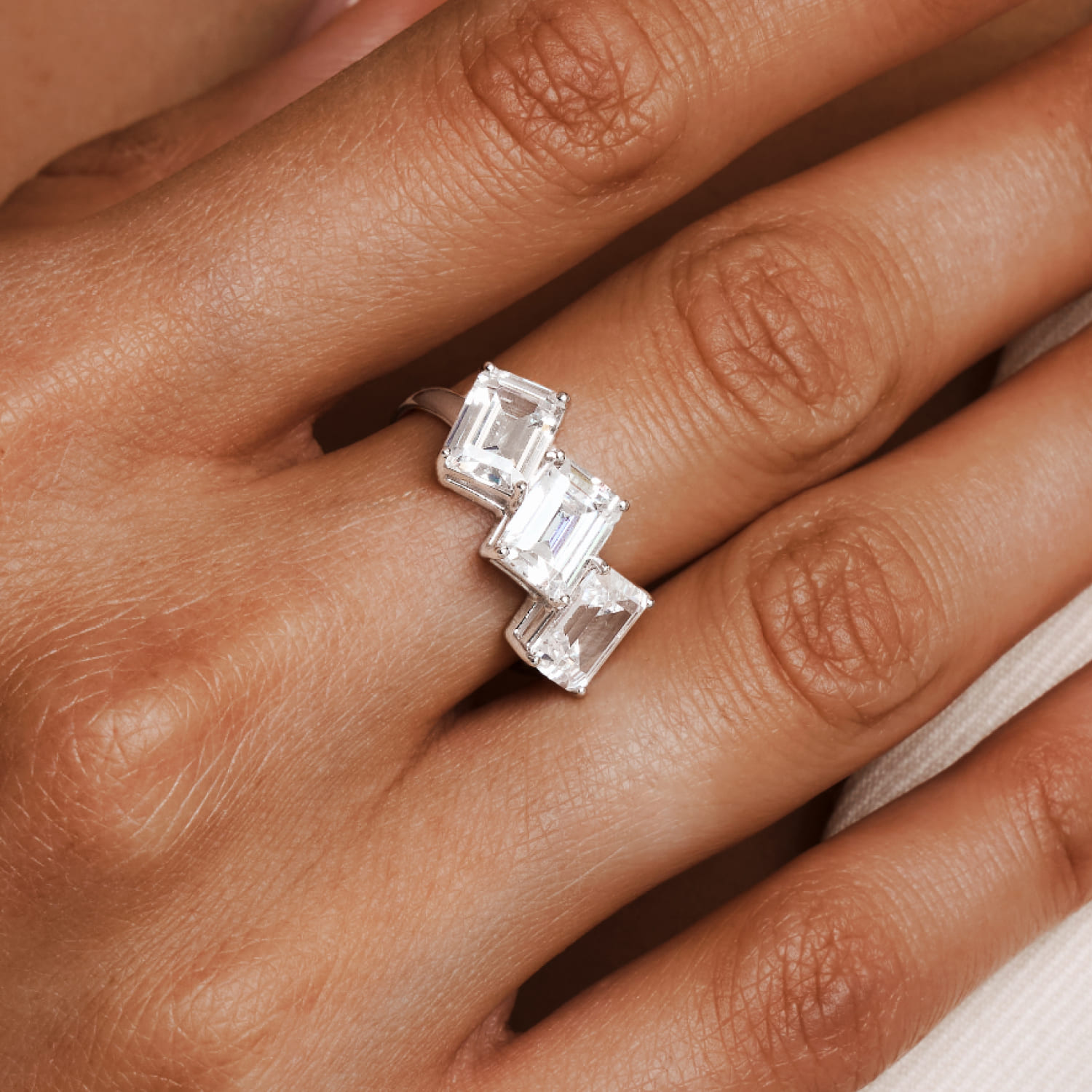 

Серебряное кольцо A LA RUSSE с тремя фианитами MIE