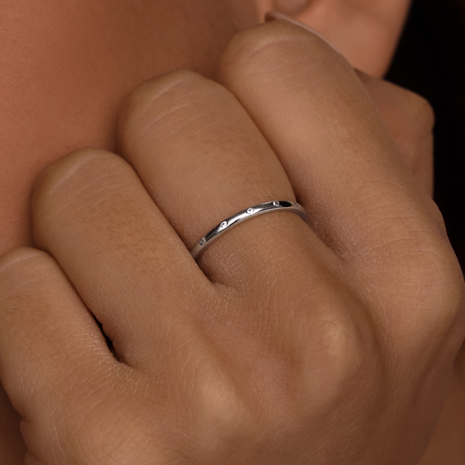 

Тонкое серебряное кольцо с фианитами MIESTILO MIE