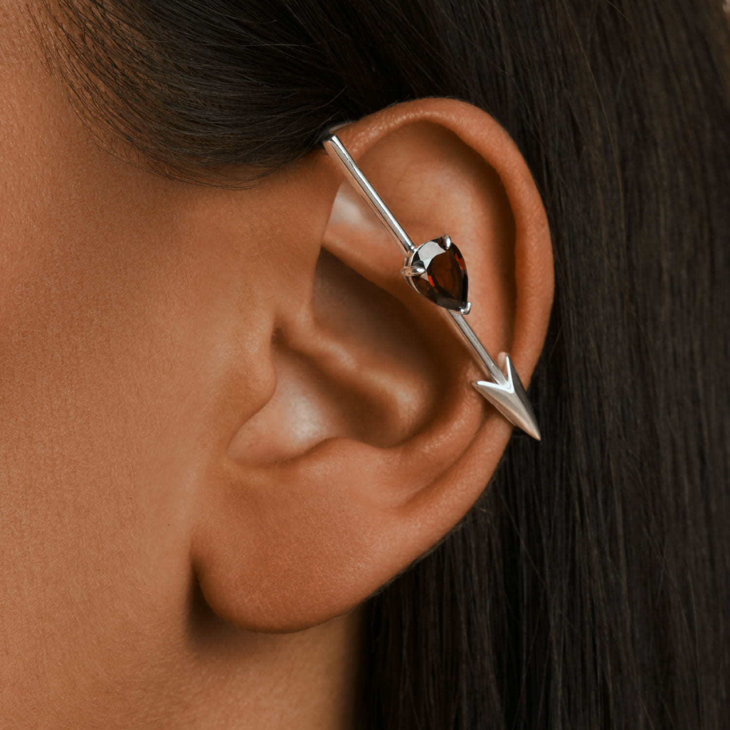 

Серебряный кафф-стрела ЭРОС с натуральным гранатом MIE