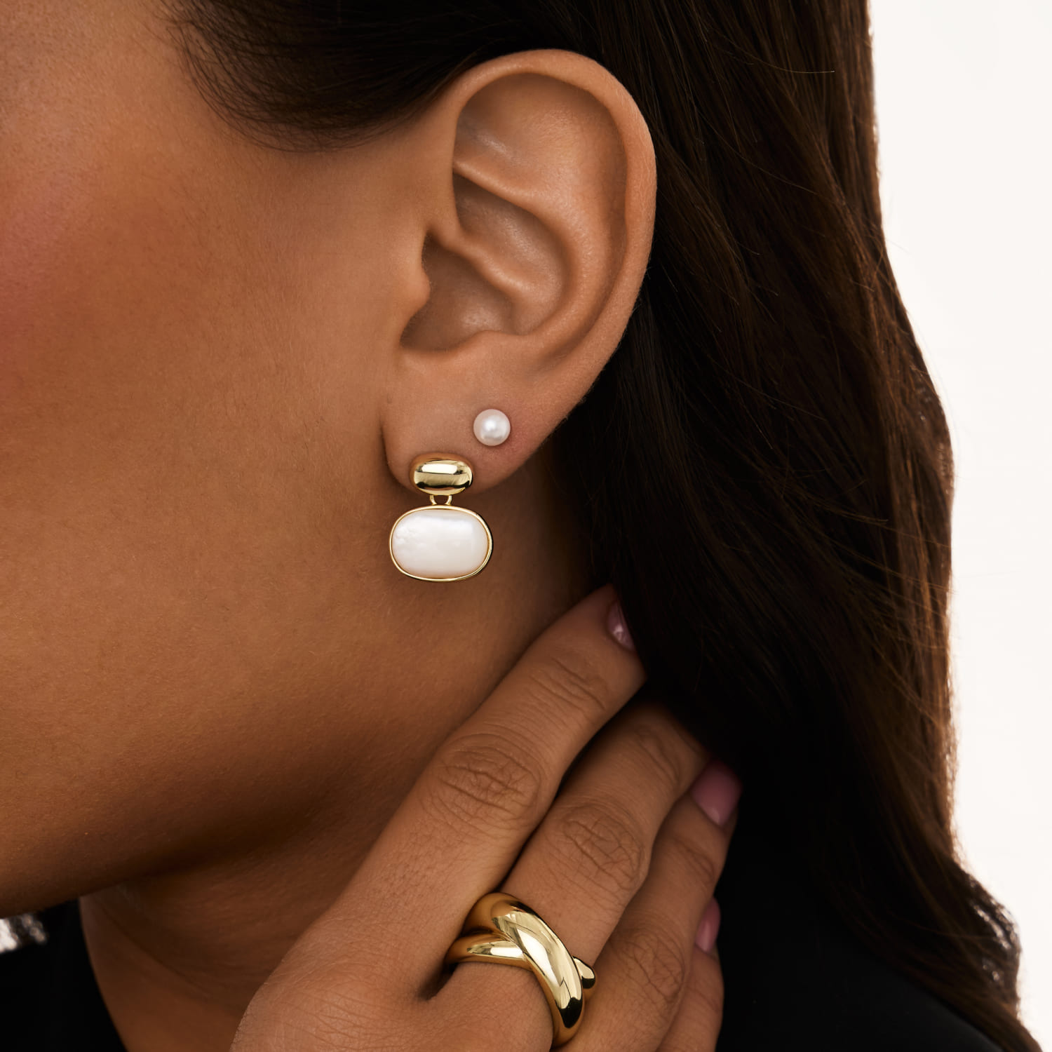 Օվալաձև ականջօղեր մարգարիտով, պատրաստված արծաթից, դեղին ոսկուց պատված MIE