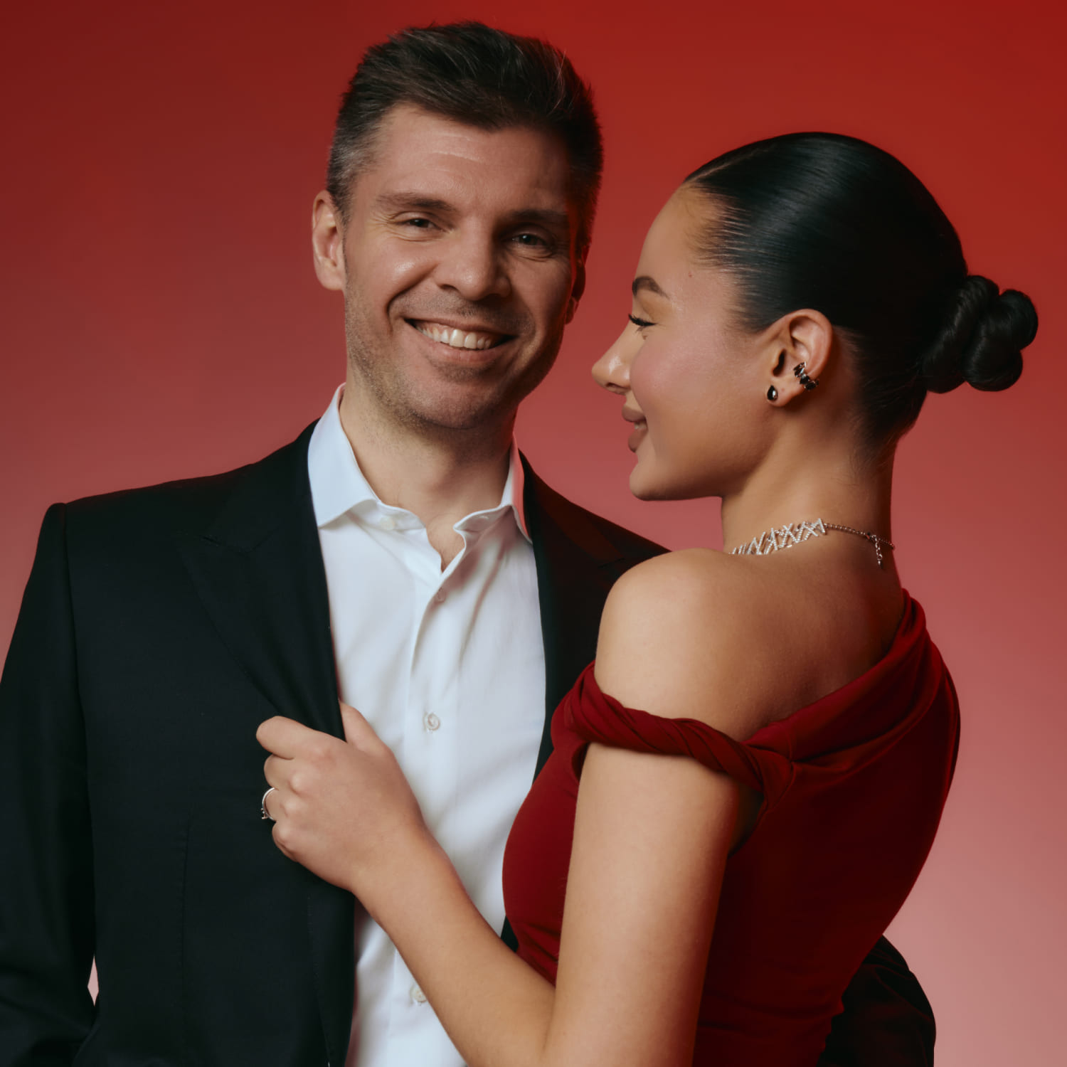 

Серебряный кафф EROS с натуральными гранатами MIE