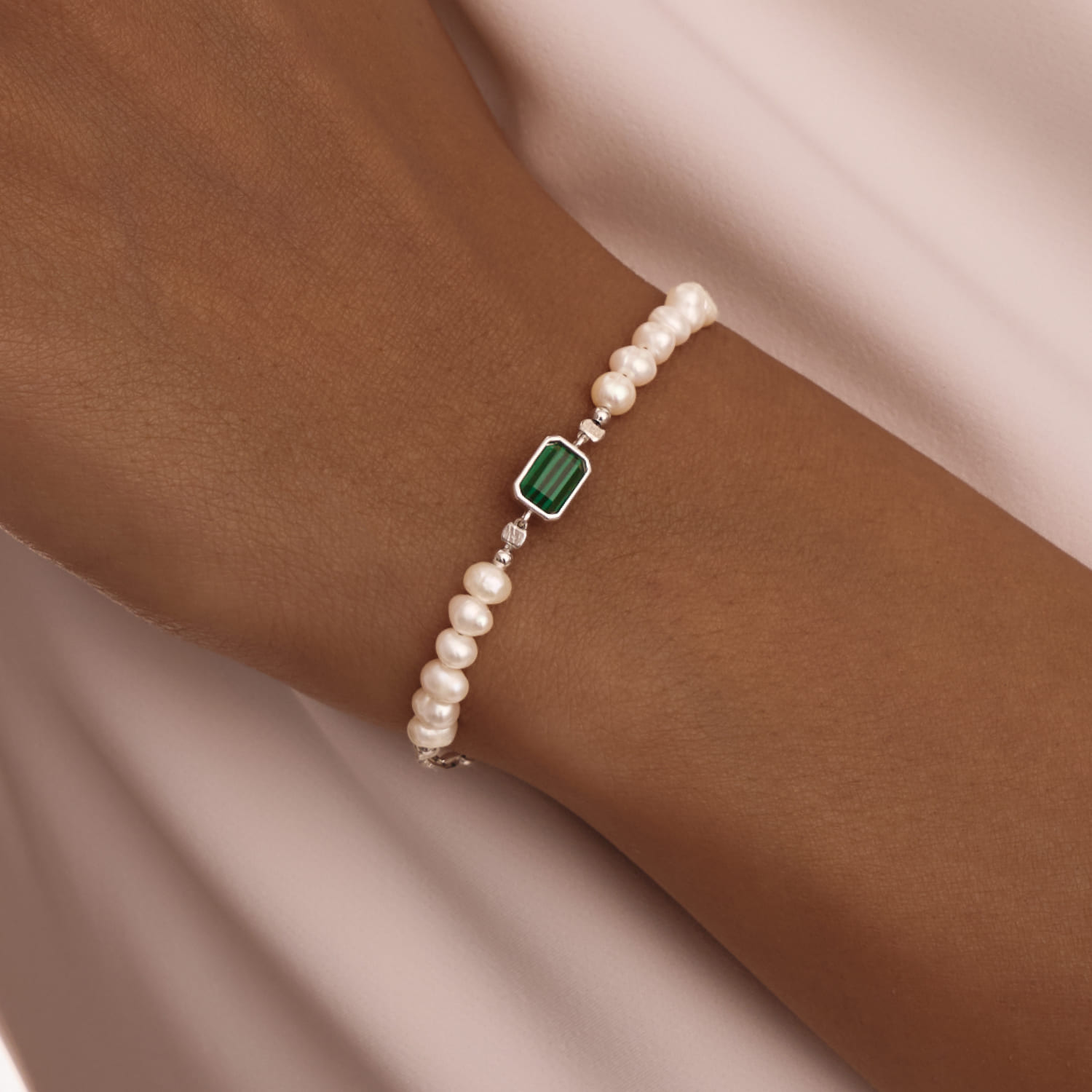

Серебряный браслет с синтетическим малахитом и культивированным речным жемчугом MIESTILO MIE
