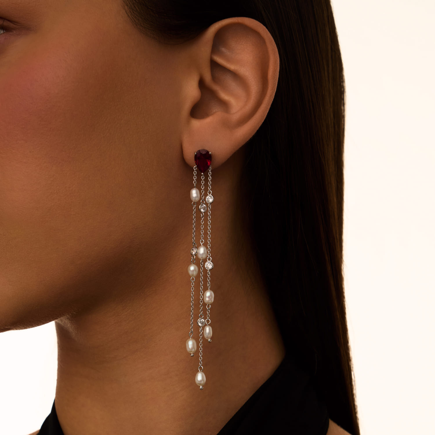 

Серебряные серьги SICILIA с красным камнем и подвесками с жемчугом MIE