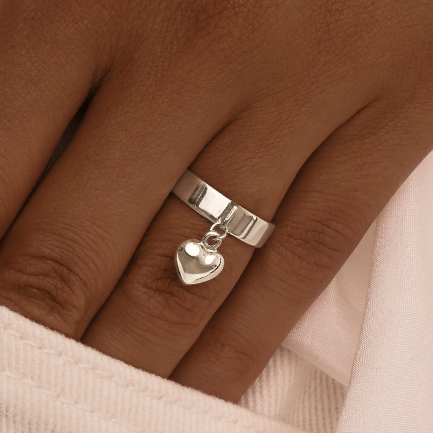 Լայն արծաթե մատանի սրտիկ կախազարդով MIESTILO MIE