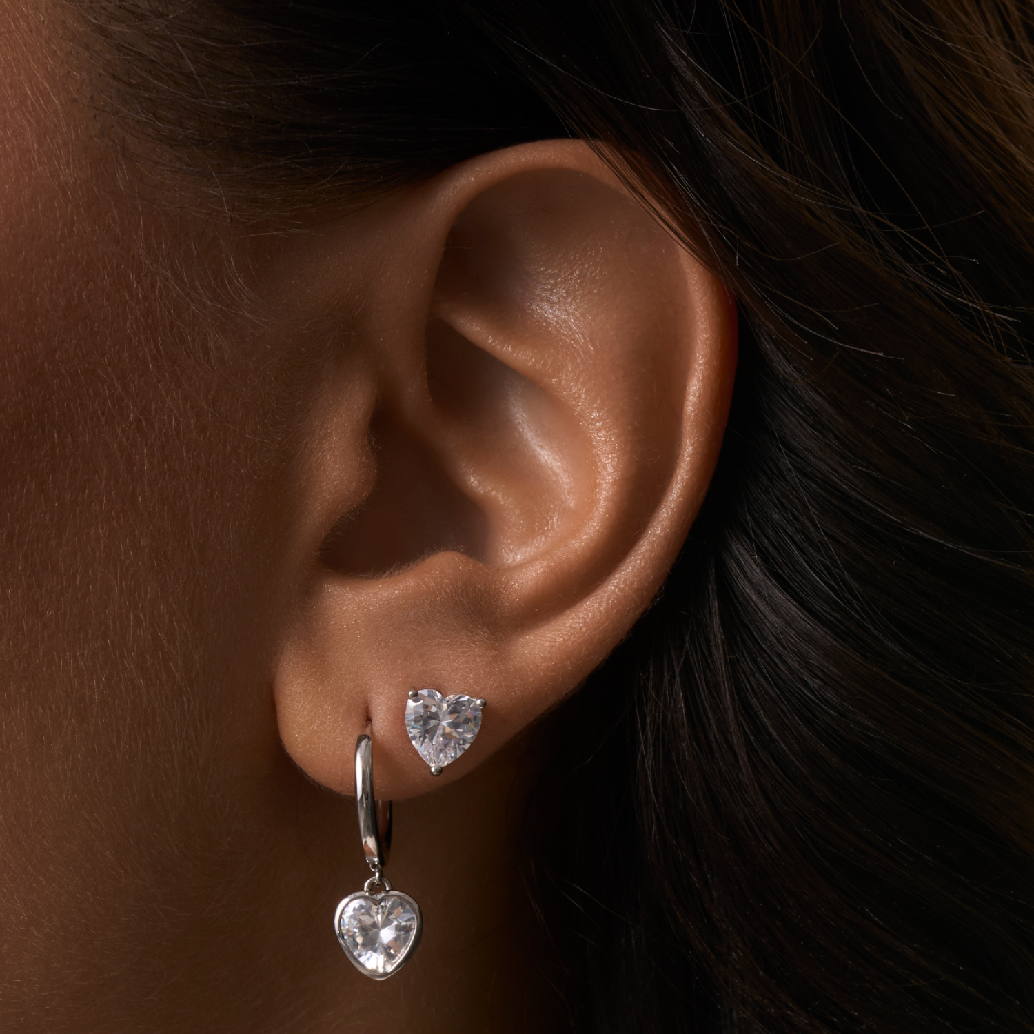 Արծաթե ականջօղեր խորանարդ ցիրկոնե մետալով Angel MIE