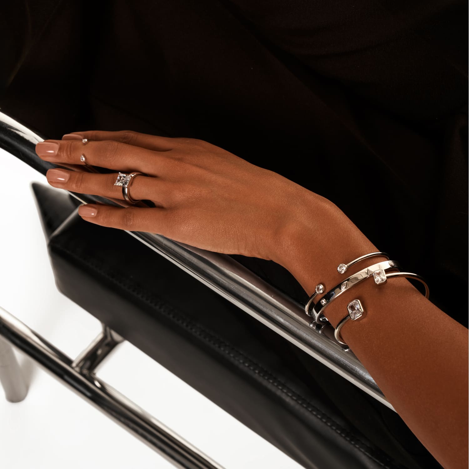 Արծաթե ապարանջան կլոր խորանարդ ցիրկոնիումով MIE