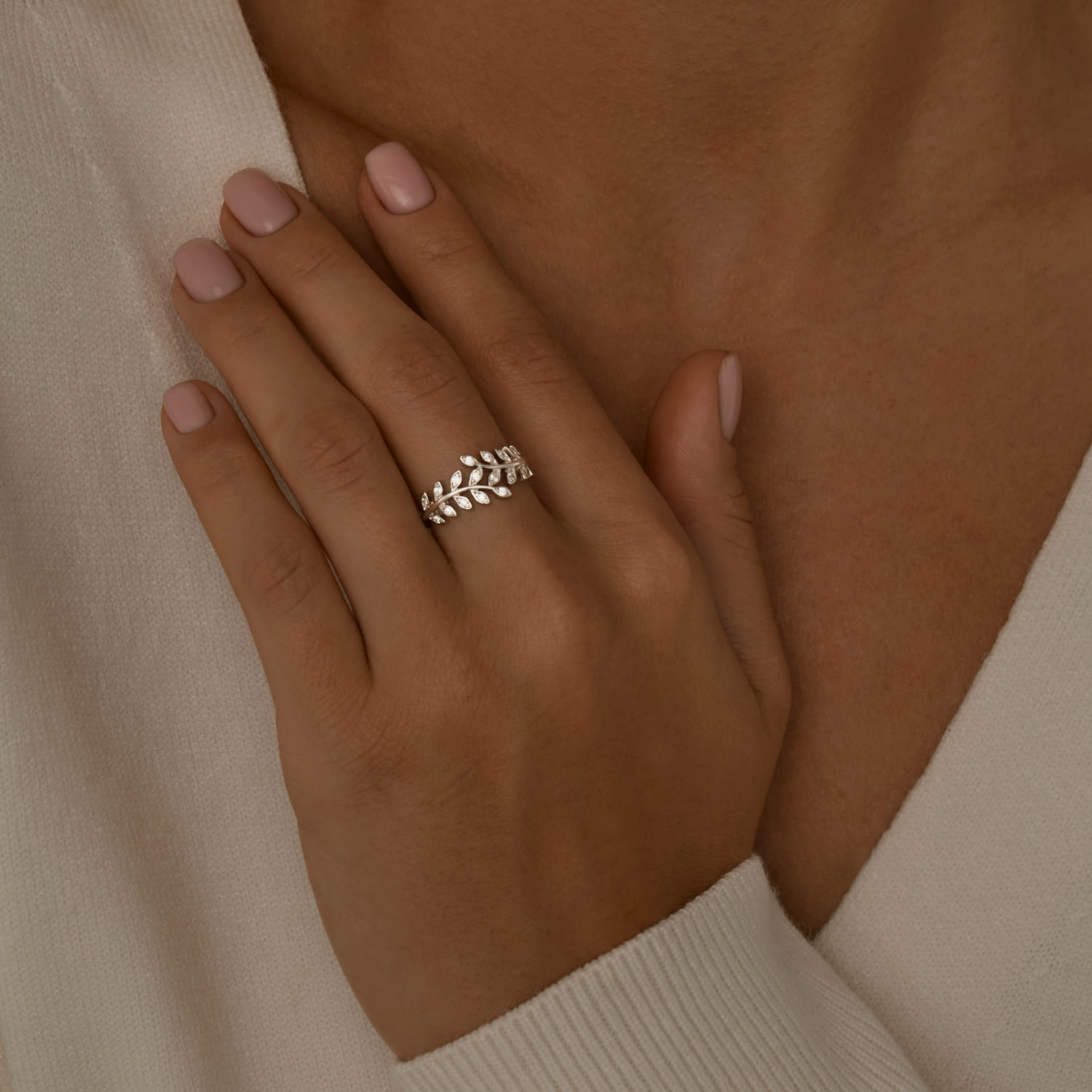 Արծաթե մատանի՝ խորանարդ ցիրկոնիումով, ճյուղի տեսքով MIESTILO MIE