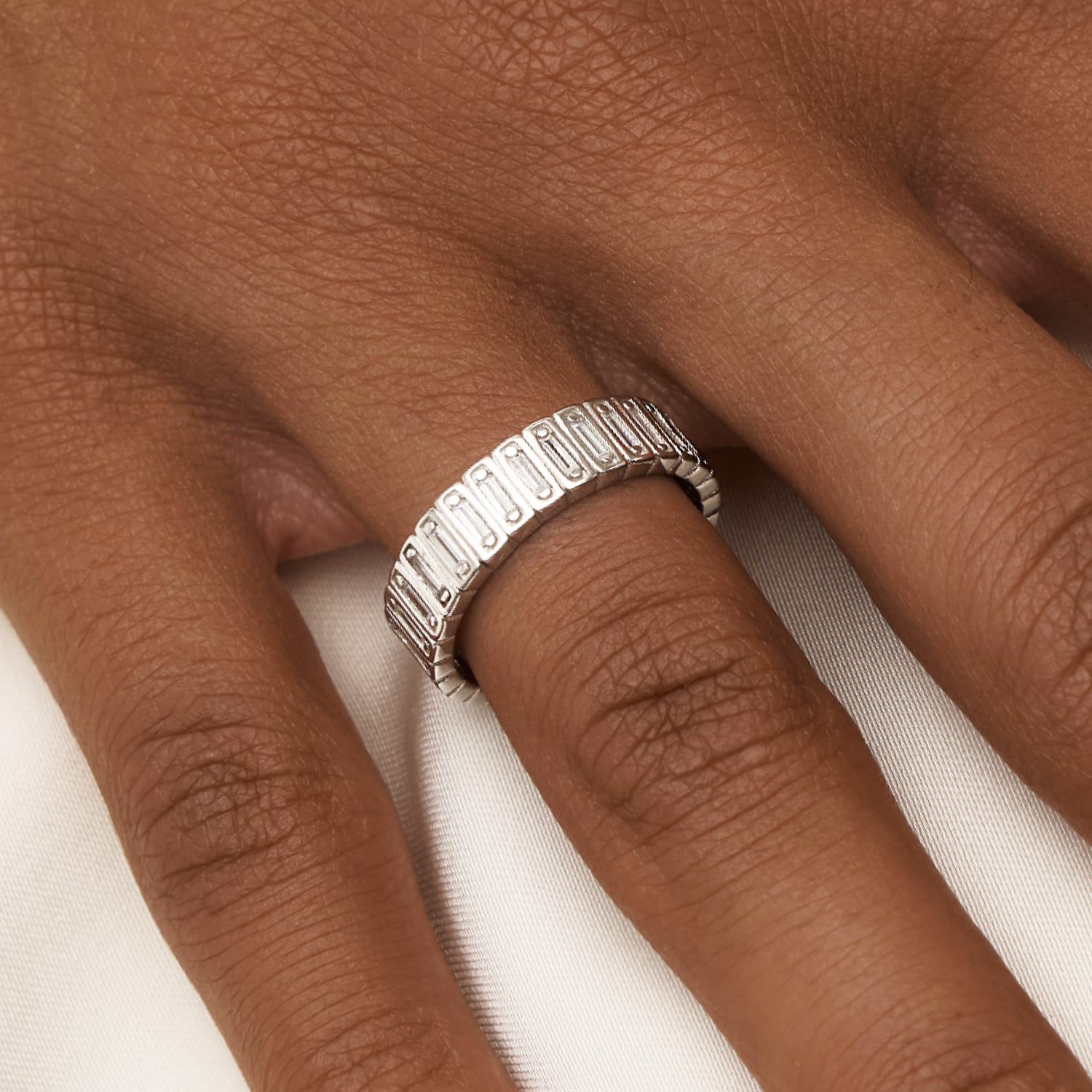 Широкое серебряное кольцо с дорожкой из фианитов в огранке багет MIESTILO MIE