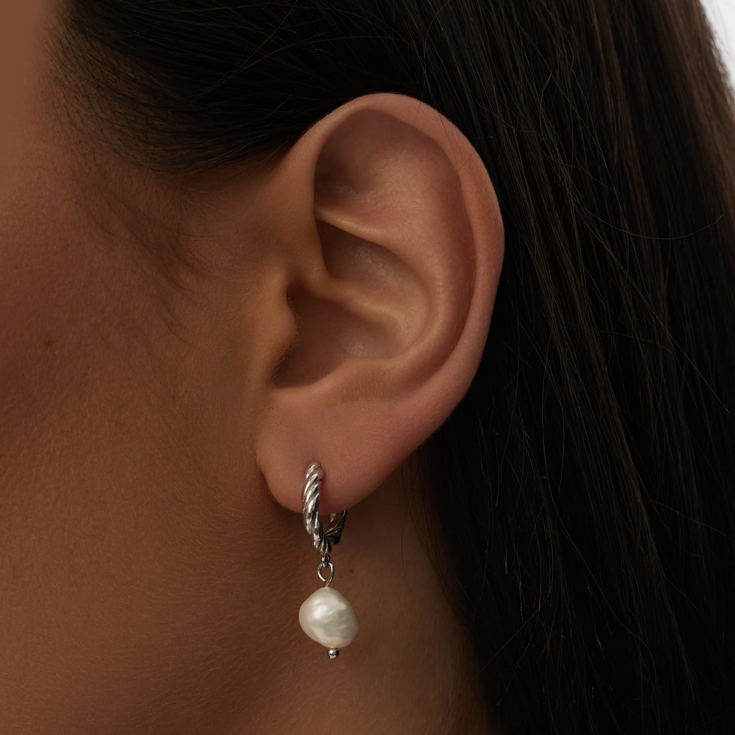 

Серебряные серьги кольца с жемчугом MIESTILO MIE