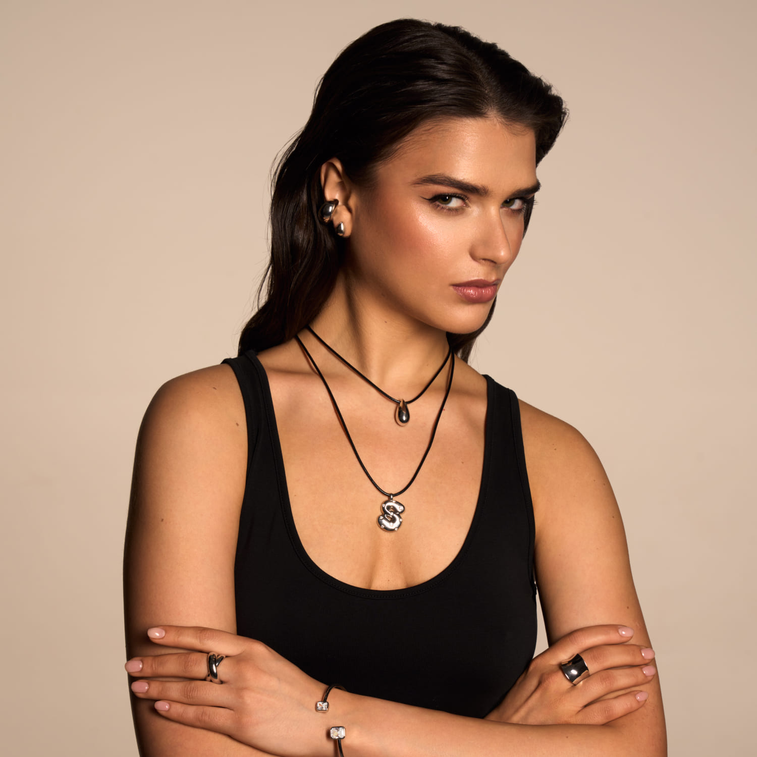 Արծաթե ապարանջան՝ զմրուխտե MIE կտրվածքով, ասիմետրիկ խորանարդ ցիրկոնիումով