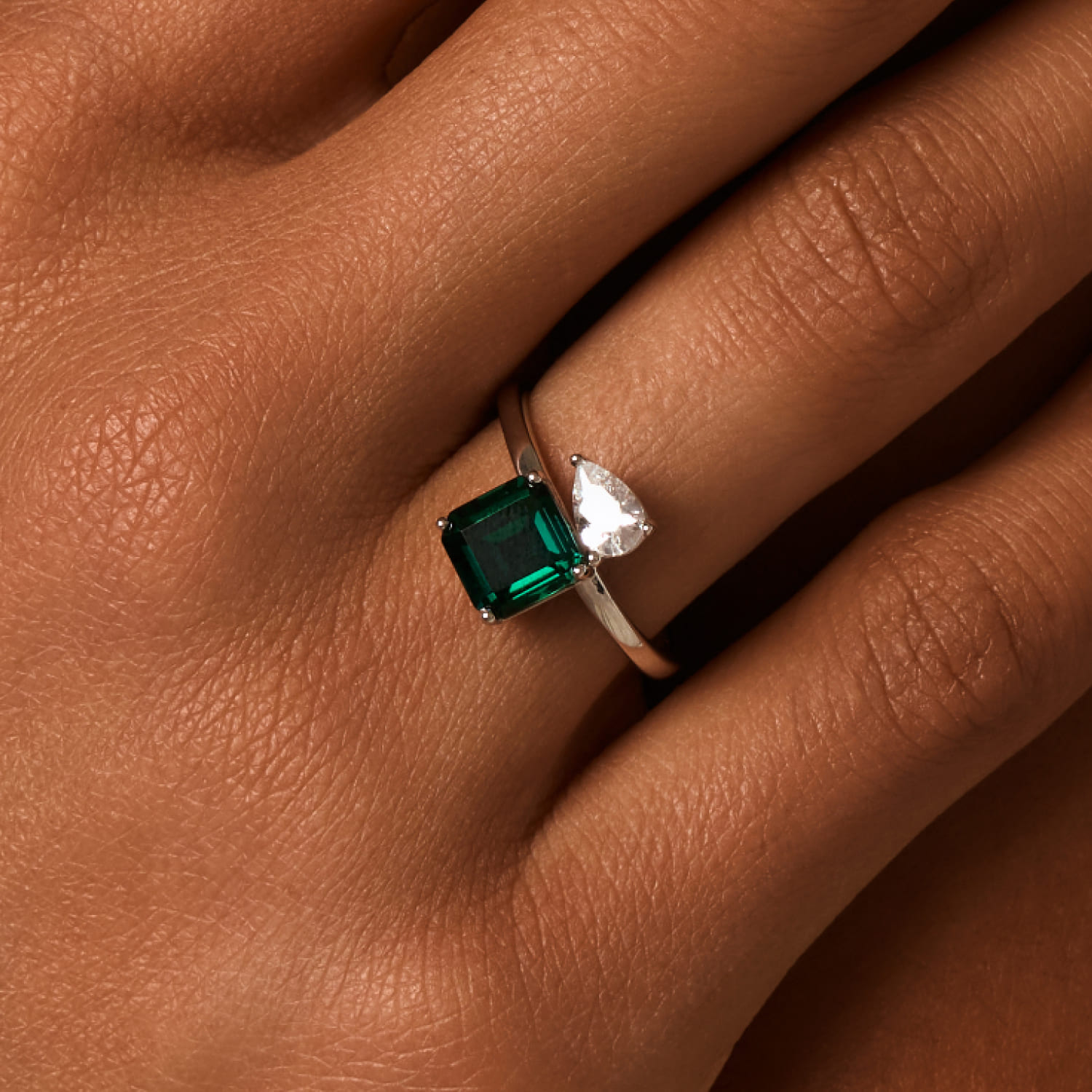 Серебряное кольцо ESSENCE с выращенным изумрудом MIE