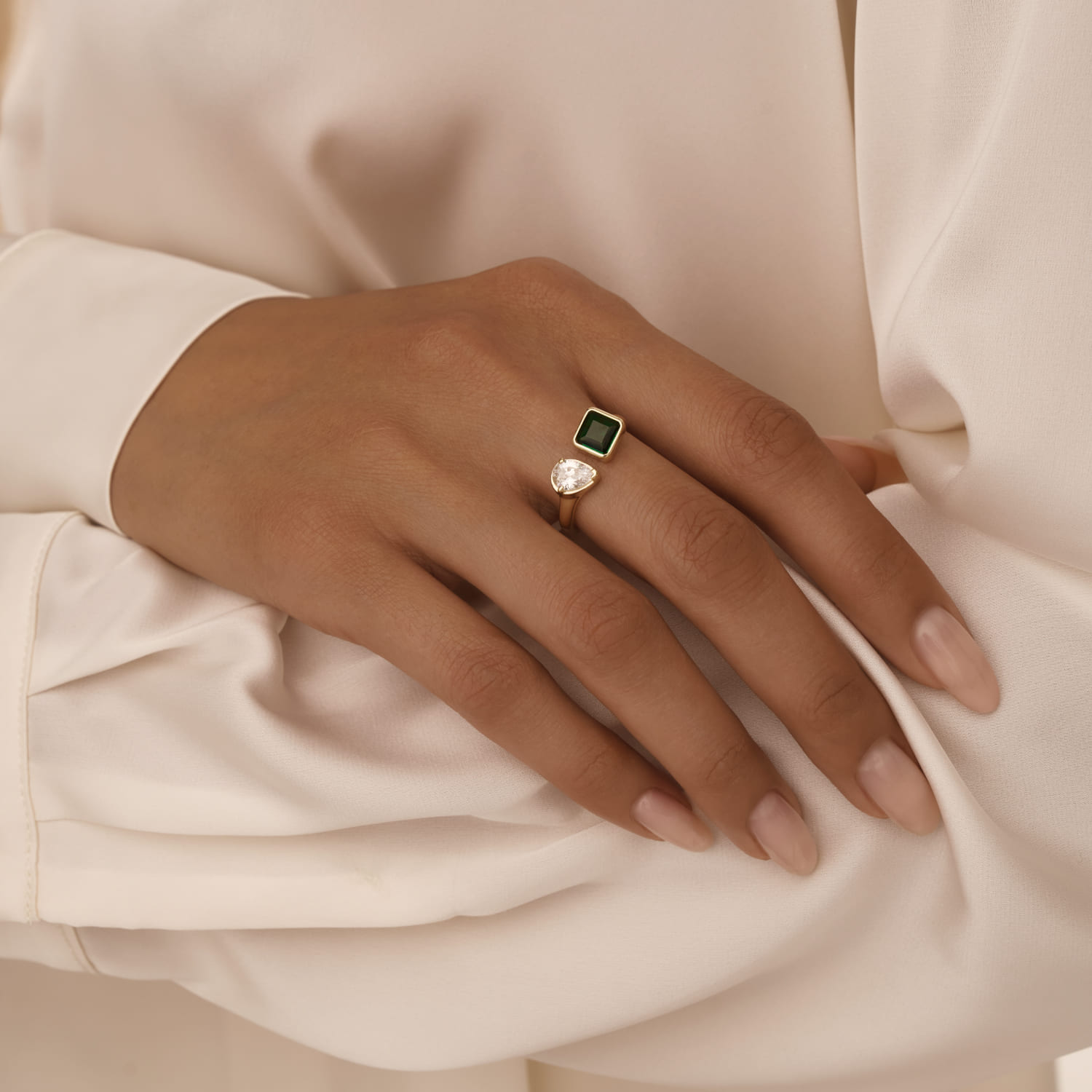 

Позолоченное кольцо с фианитами в огранках квадрат и груша MIESTILO MIE