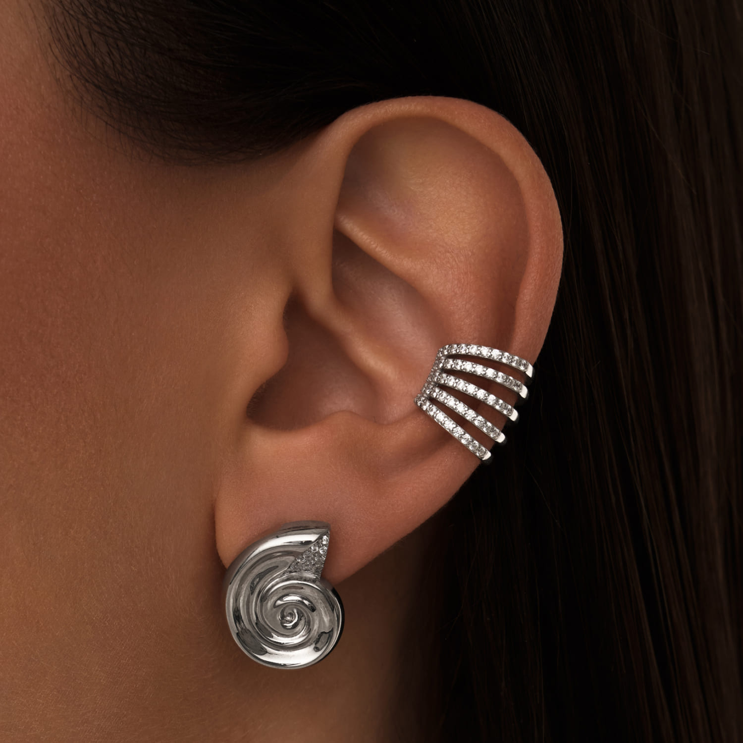 

Крупный кафф из серебра с фианитами Гэтсби MIE