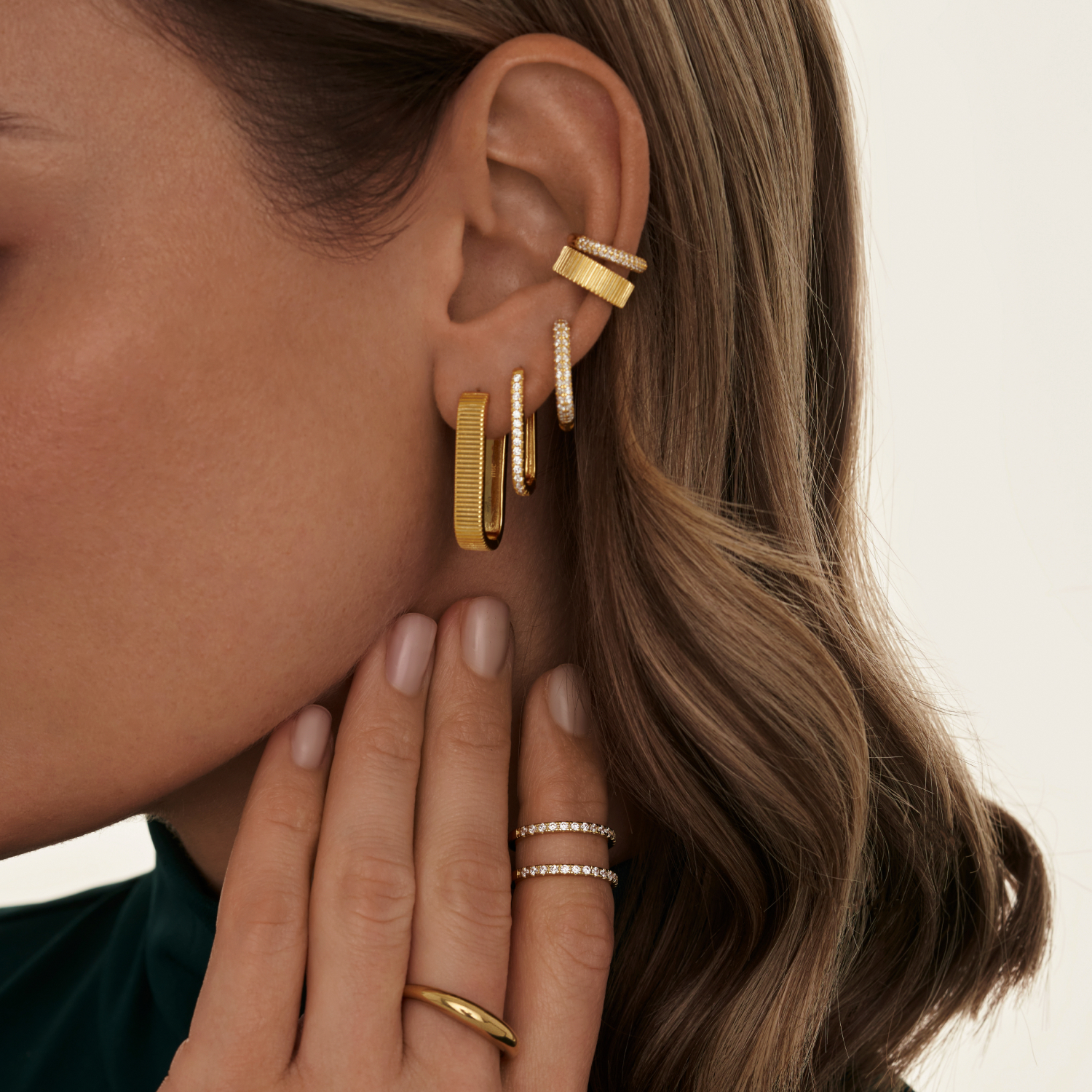 Ոսկեզօծ բազային թևնոց՝ արծաթից պատրաստված խորանարդ ցիրկոնե երիզով MIE