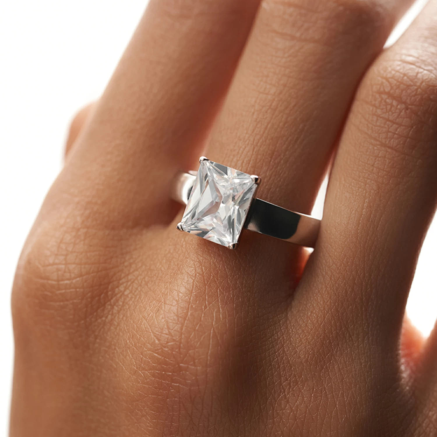 

Серебряное кольцо Kelly с фианитом MIE