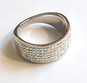 Белое кольцо с кристаллами Swarovski® Miestilo