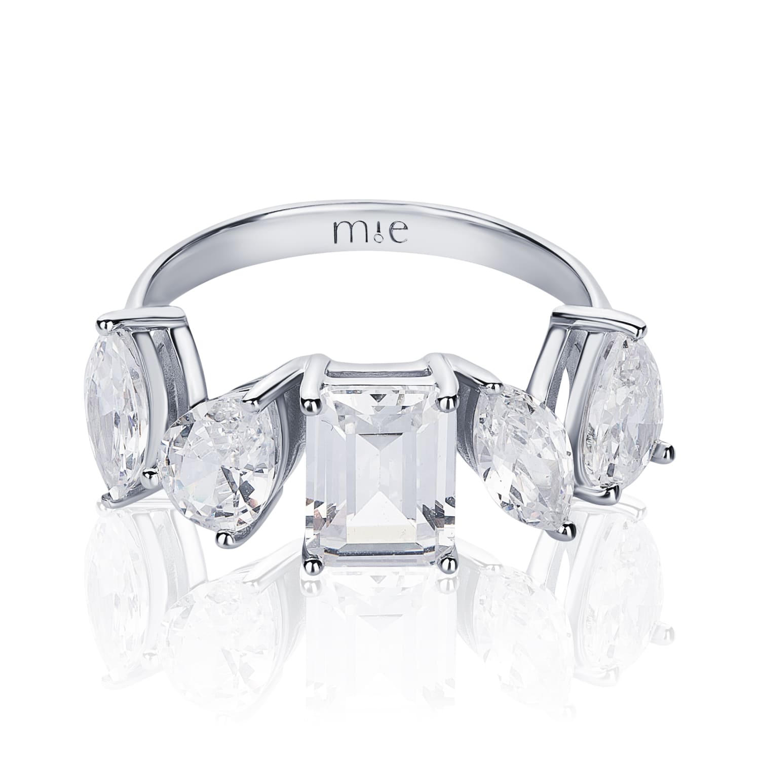 Արծաթե մատանի A LA RUSSE խորանարդ ցիրկոնե մետալով MIE