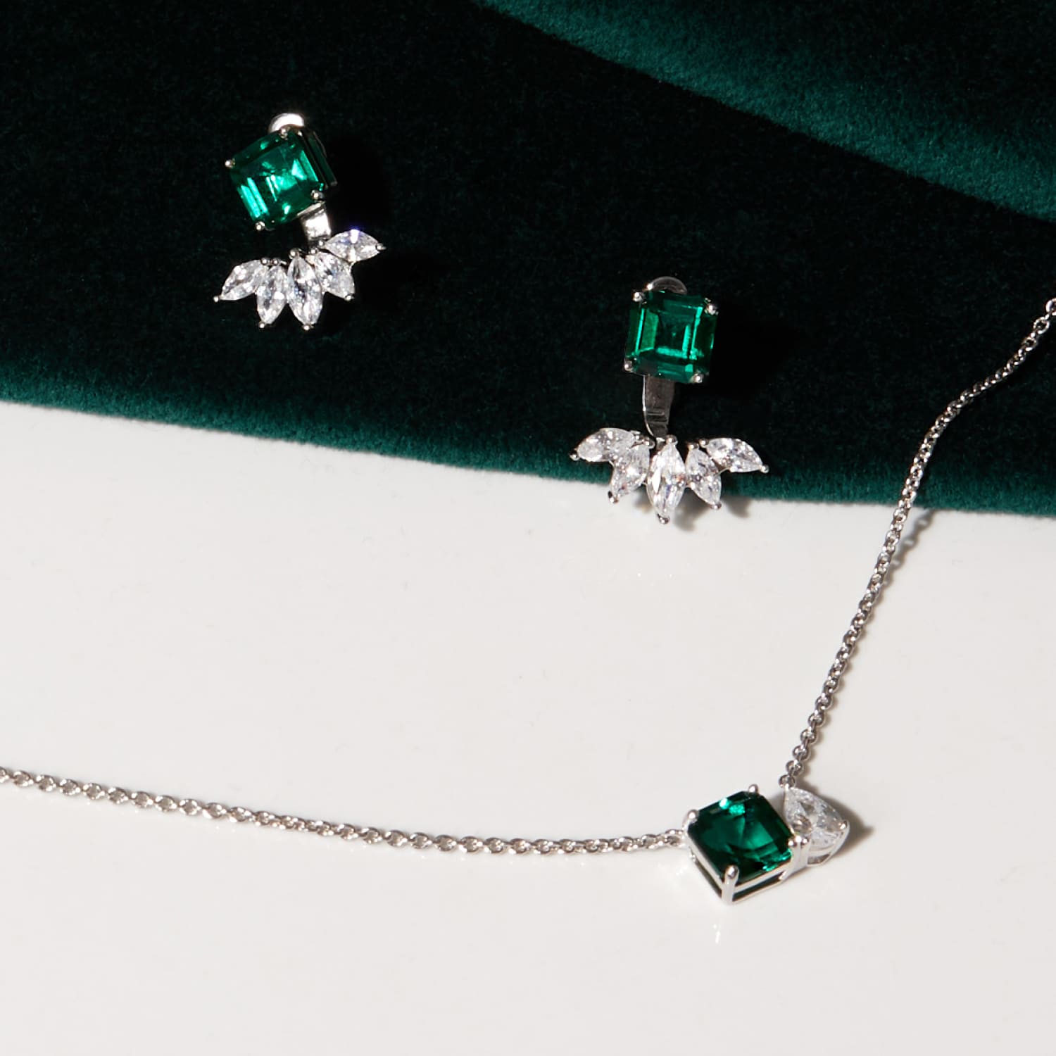 ESSENCE արծաթե վզնոց՝ մշակված զմրուխտով MIE