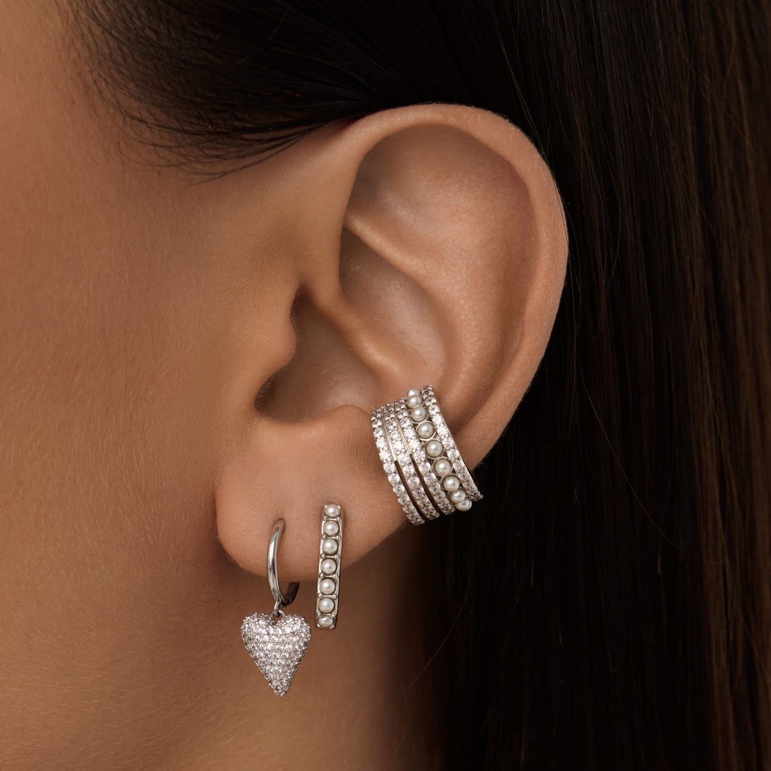 Լայն արծաթե թևնոց՝ խորանարդ ցիրկոնիումով և մարգարիտային շերտերով MIESTILO MIE