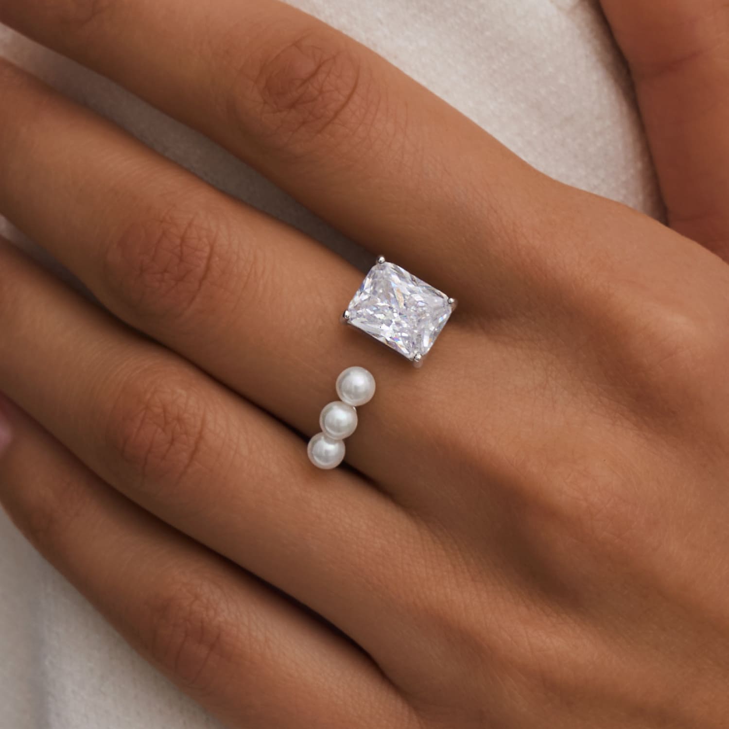 Серебряное кольцо СИЦИЛИЯ с жемчугом и крупным белым фианитом MIE