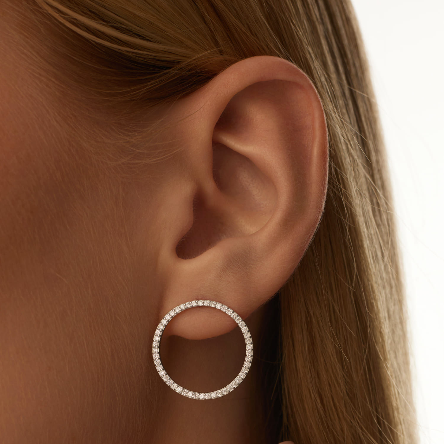 

Серебряные акцентные пусеты с кругом из фианитов MIESTILO MIE