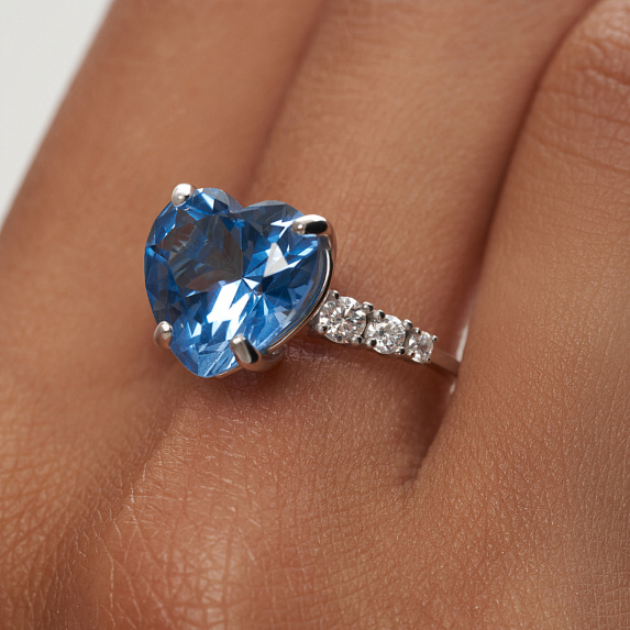 Кольцо с голубым сердцем из серебра Miestilo