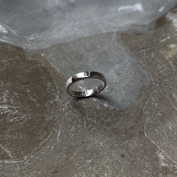 Тонкое серебряное кольцо без вставок Miestilo