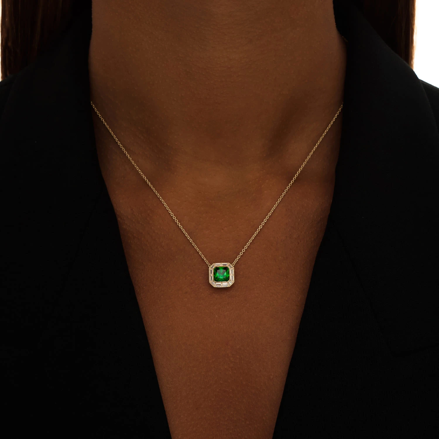 Серебряное колье с зеленым фианитом в покрытии желтое золото