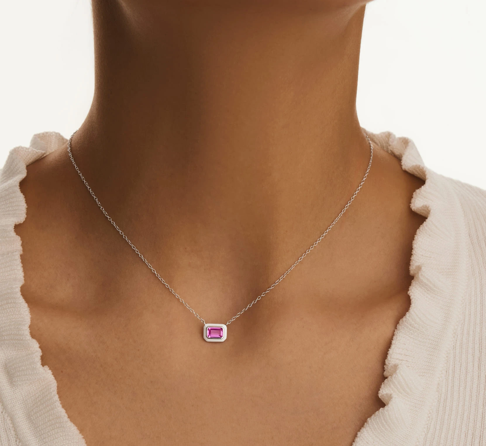 Серебряное колье с эмалью и корундом MIESTILO