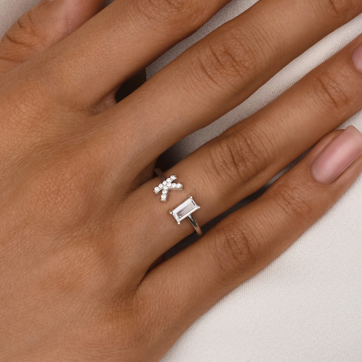 Серебряное кольцо с буквой K с фианитами MIESTILO