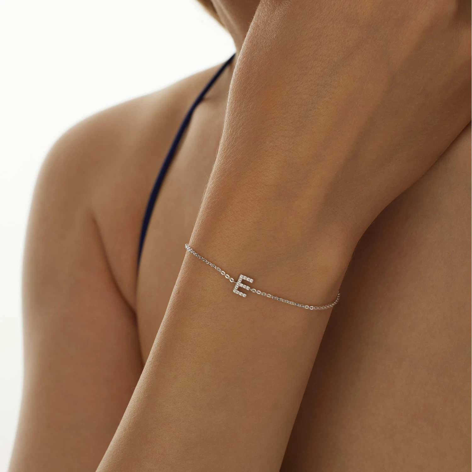 Серебряный браслет с буквой E MIESTILO