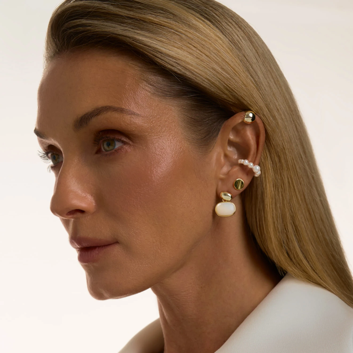 Овальные серьги с перламутром из серебра в покрытии желтое золото