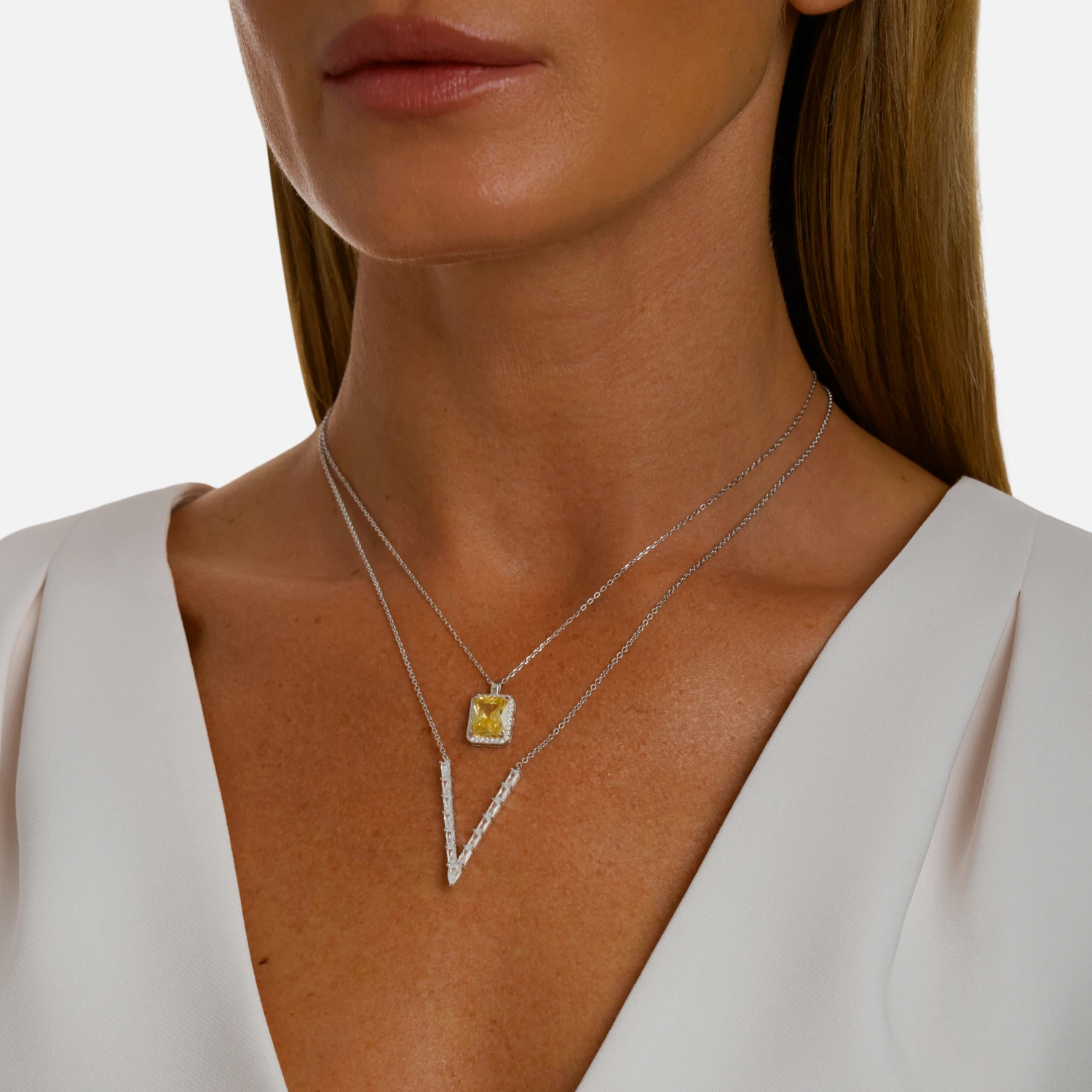 Серебряное колье с подвеской с желтым фианитом