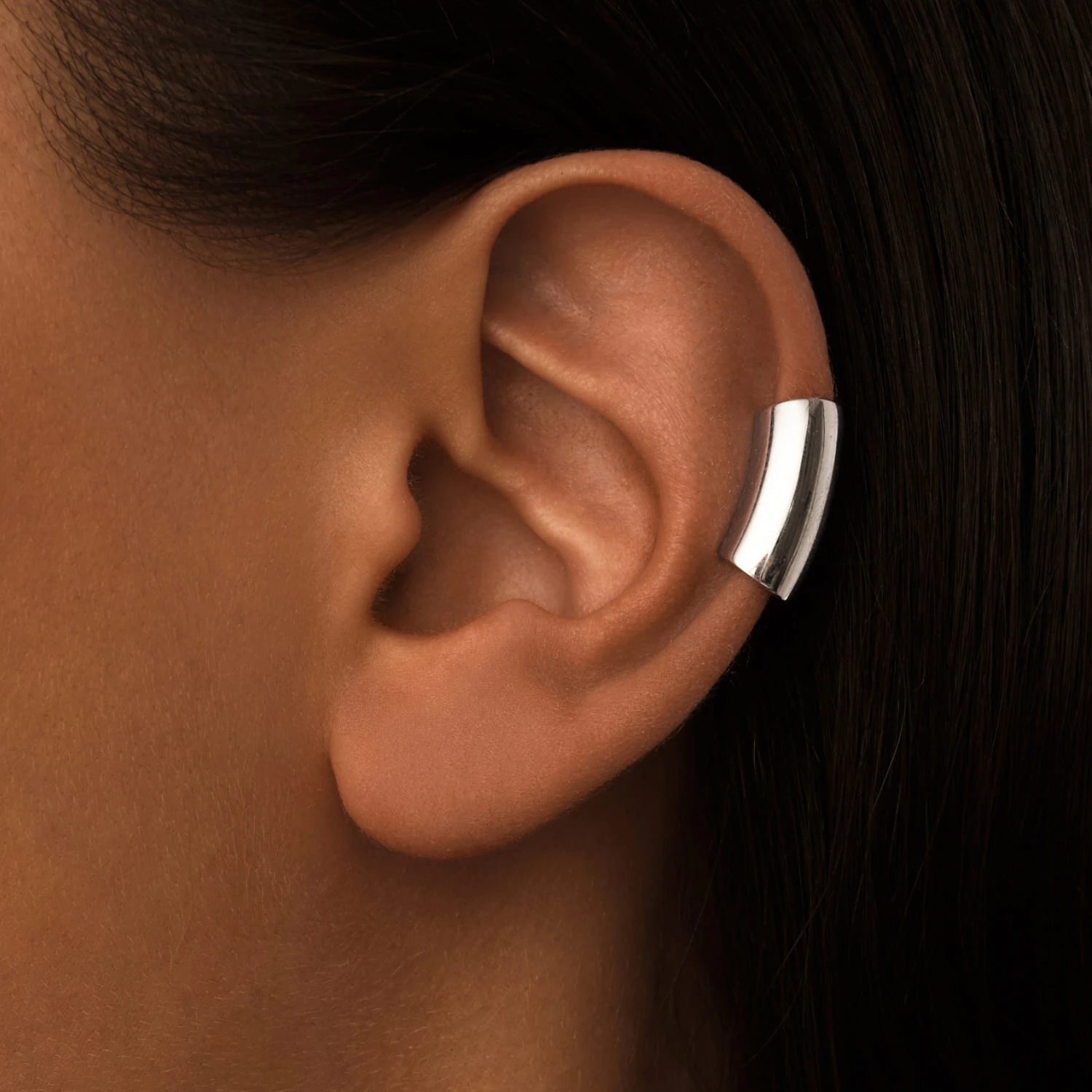 Серебряный длинный кафф с фианитом