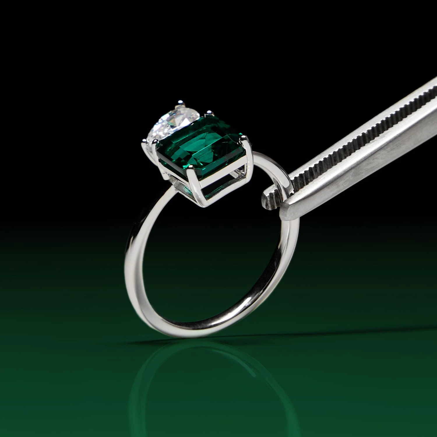 Серебряное кольцо ESSENCE с выращенным изумрудом