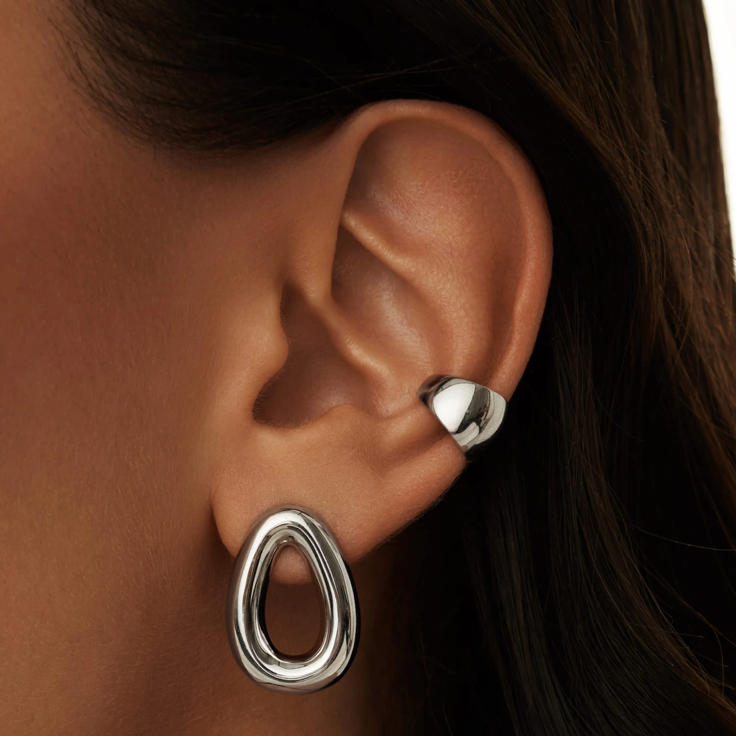 Серебряные дутые серьги в форме капли