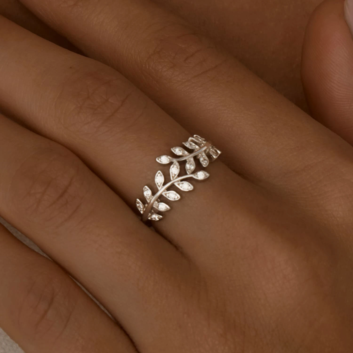 Серебряное кольцо с фианитами в форме веточки MIESTILO