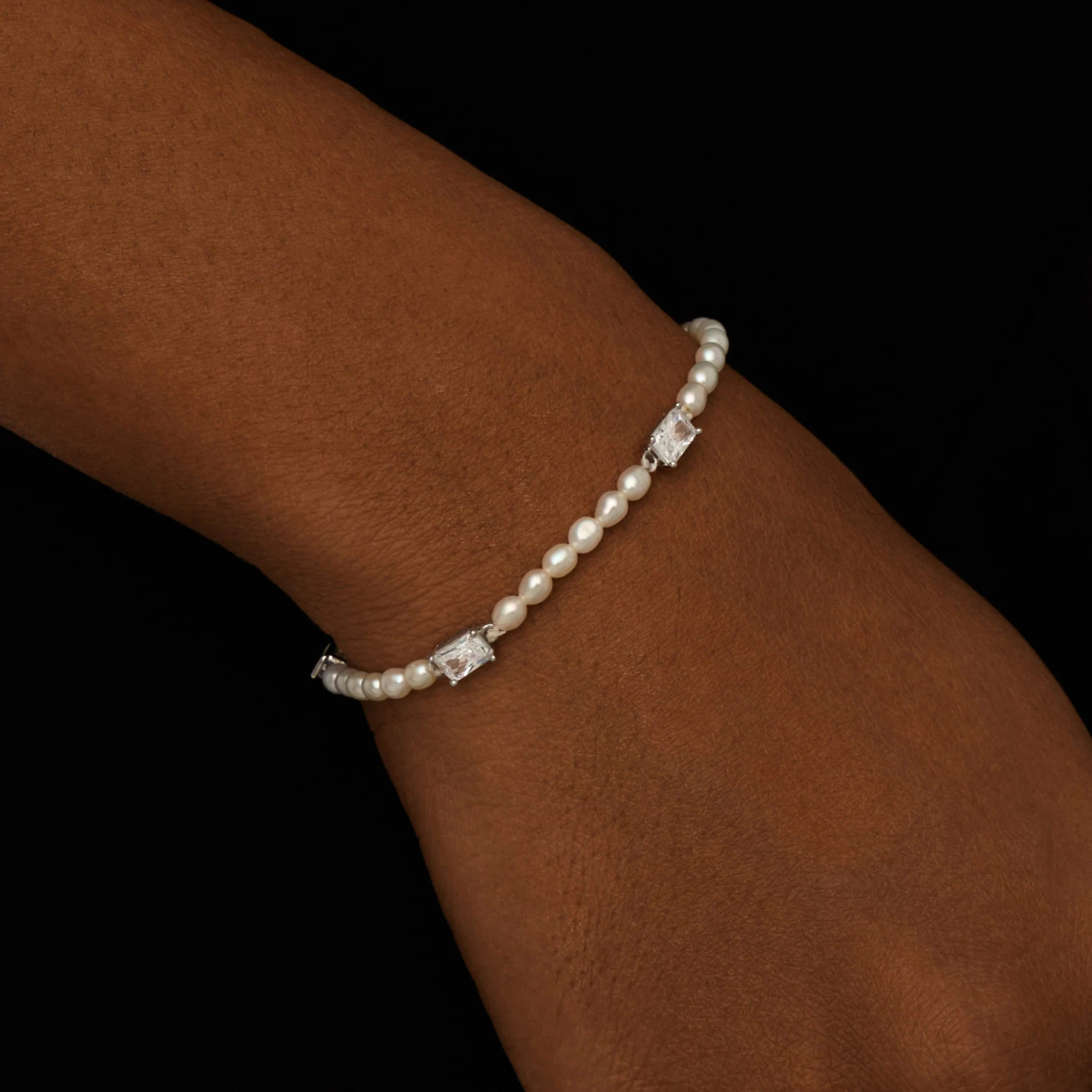 Серебряный браслет SICILIA из жемчуга с белыми фианитами