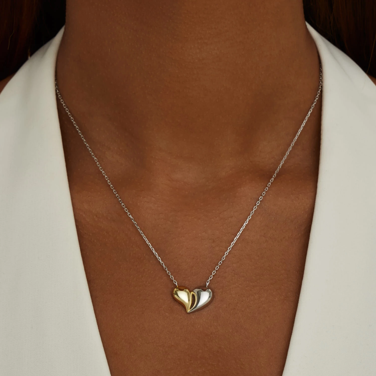 Серебряное колье с подвеской в форме сердца биколор