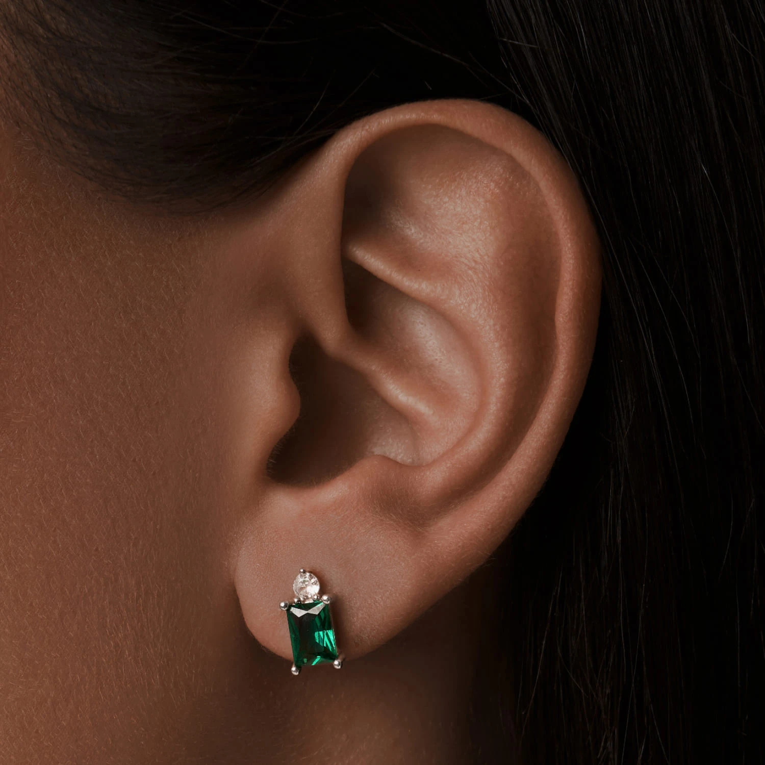 Серьги пусеты "Энергия" с зелёным фианитом из серебра