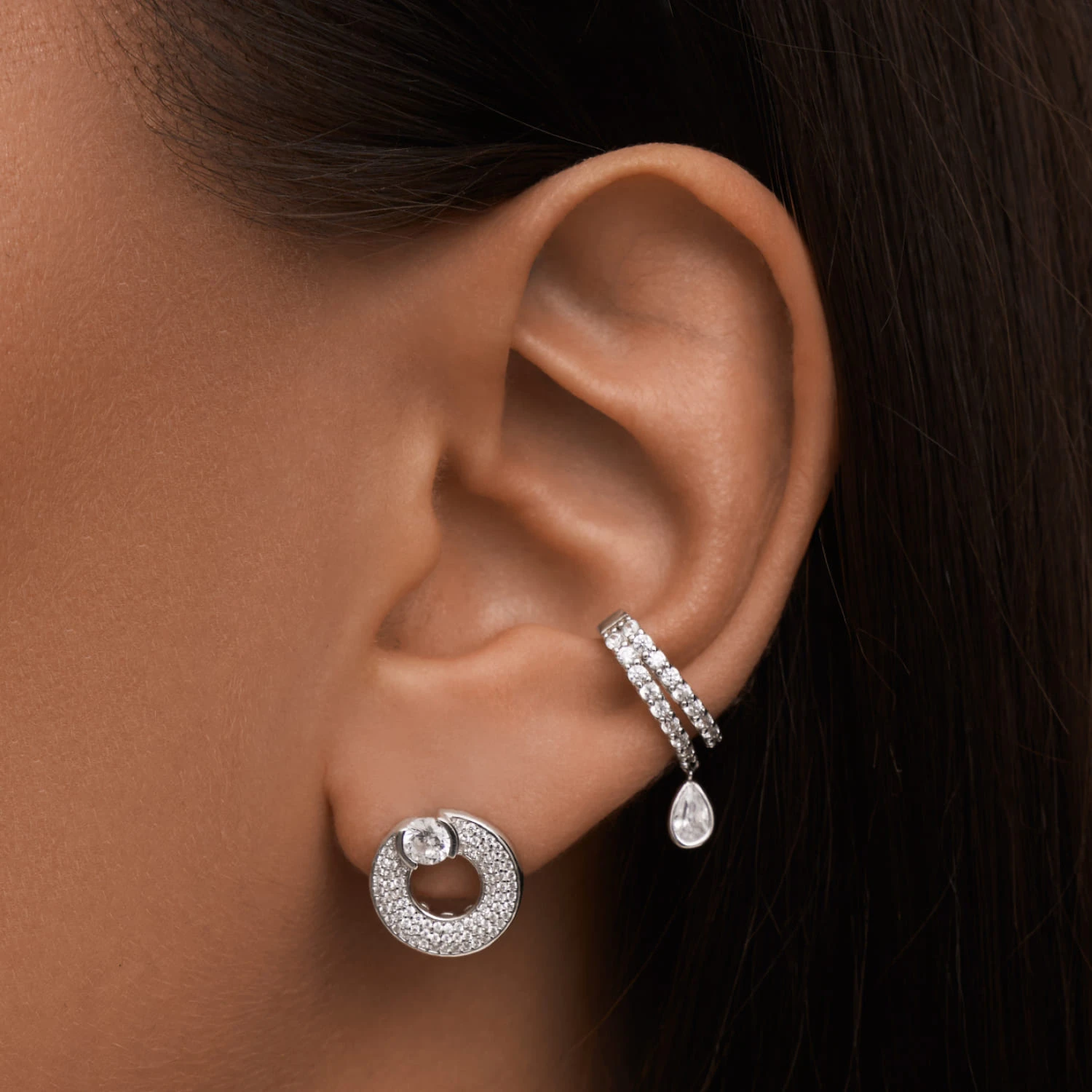 Кафф из серебра с фианитами с каплей