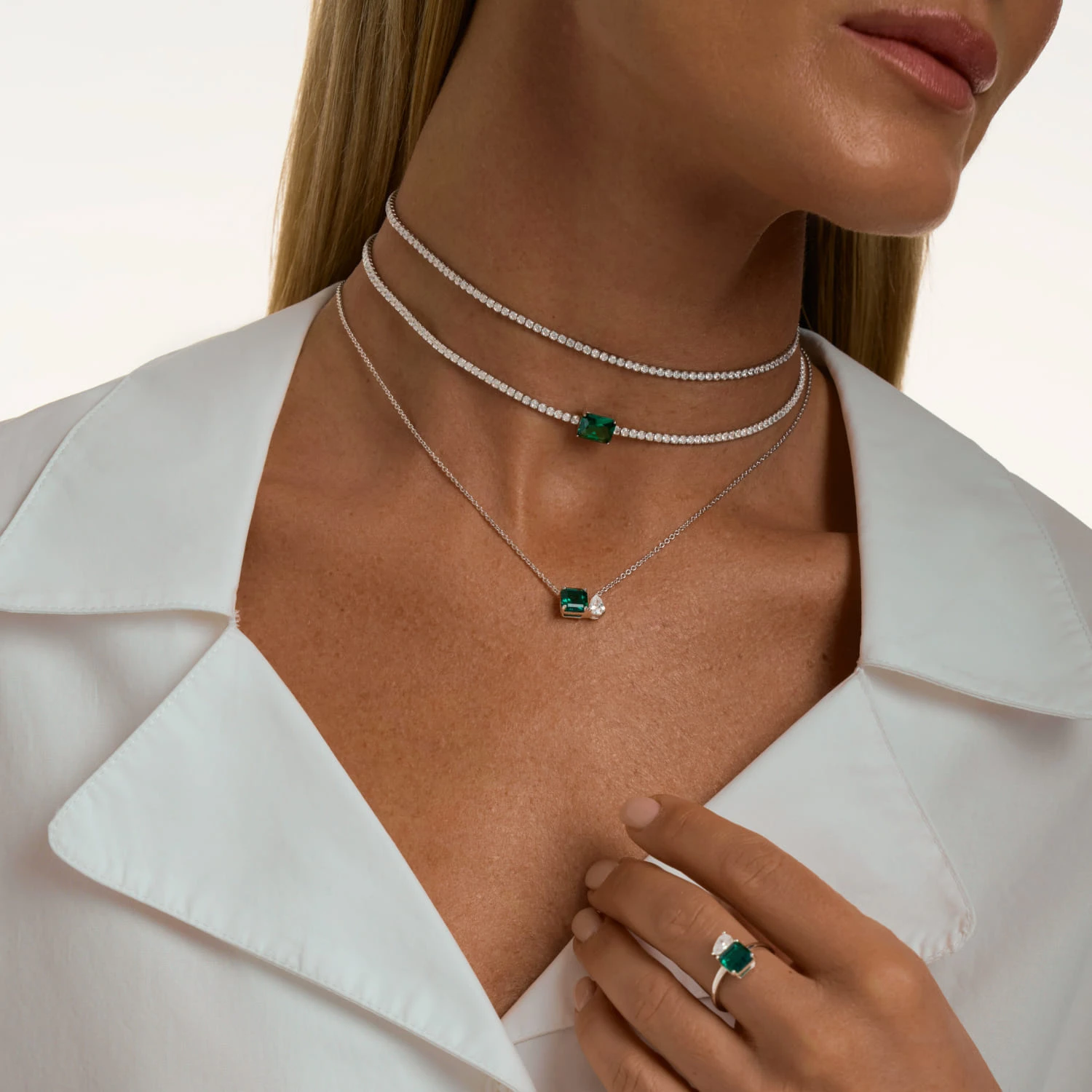Теннисное серебряное колье-чокер с зеленым фианитом